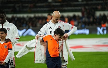 "Beşiktaş'ın Çek Yıldızı Vaclav Cerny'nin Nezaketi, Süper Lig'de Kalpleri Fethetti"