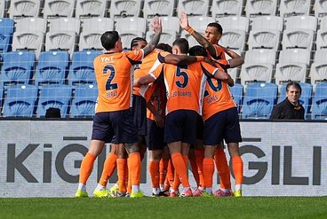 "Derbi Heyecanı: Süper Lig 25. Hafta, Beşiktaş - Galatasaray Çekişmesi"