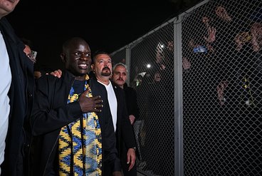 "Fenerbahçe'nin Yeni Transfer Bombası Kante, İstanbul'a Ayak Bastı: Taraftar Coşkusu Havalimanını Sardı!"