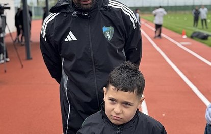 Serdar Dursun'dan golünü tuşlu cep telefonuyla kaydeden minik taraftara anlamlı hediye